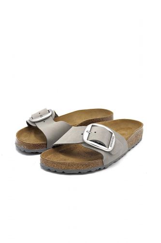 Sandale en daim gris mat 