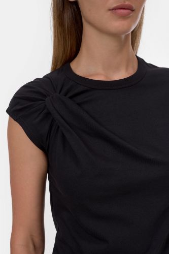 T-shirt noir resséré à l'épaule CLOSED | Marine Auvelais 