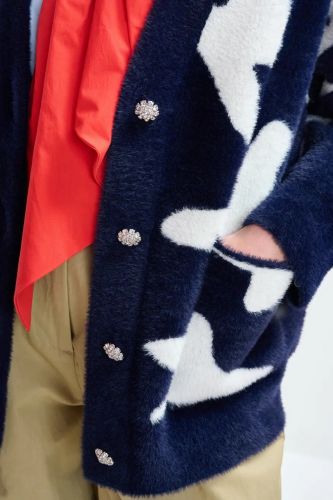 Cardigan bleu marine à imprimé de lettres blanc et boutons en strass ESSENTIEL ANTWERP | Marine