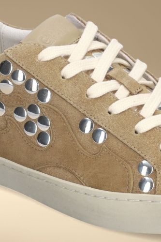 Baskets bas camel en nubuk avec rivets en argent GAMIN | Marine