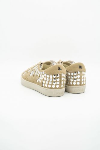 Baskets bas camel en nubuk avec rivets en argent GAMIN | Marine