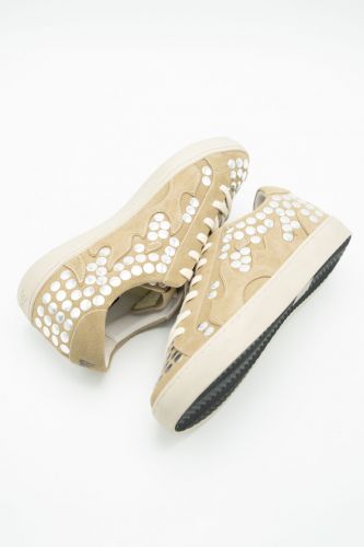 Baskets bas camel en nubuk avec rivets en argent GAMIN | Marine