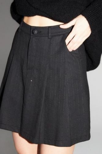 Mini-jupe courte noire profond à chevrons discrets avec rayures fine à paillettes IMPREVU | Marine