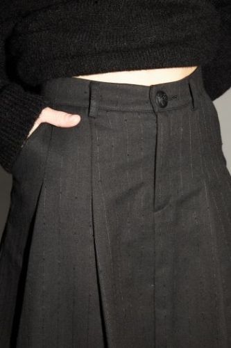 Mini-jupe courte noire profond à chevrons discrets avec rayures fine à paillettes IMPREVU | Marine