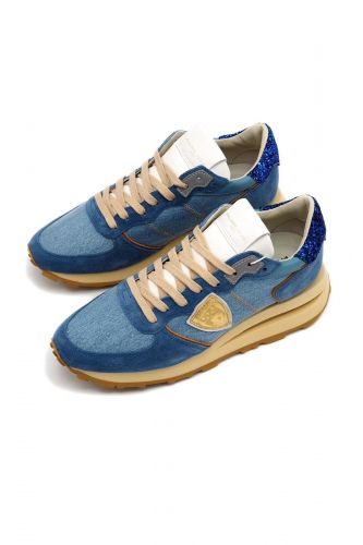 Craquez pour ces baskets PHILIPPE MODEL en denim bleu électrique pailleté chez Marine Auvelais.