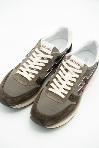 Baskets en nubuk taupe foncé et logo bordeaux PREMIATA | Marine