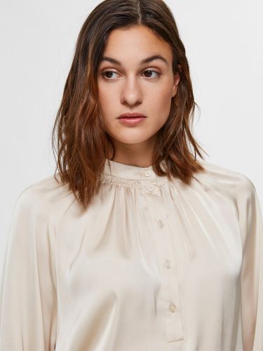 Selected Femme top Beige femmes (SLCT-Blouse satin unie - HARMONY Blouse satin Champagne) - Marine | Much more than shoes