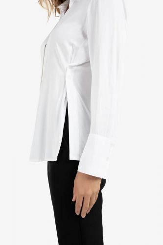 Chemise blanche ornée de boutons discrets et d'une ceinture accentuée YAYA | Marine