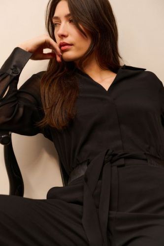 Combinaison noire tissée avec ceinture à nouer et manches longues transparentes YAYA | Marine