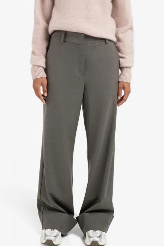 Pantalon doux et structuré avec de grands revers YAYA | Marine